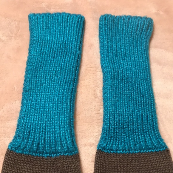 Women’s Knit Style Two/Toned colored Gloves/Final Price - Picture 3 of 9